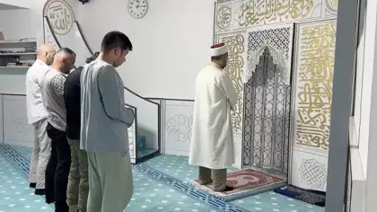 Türk camisinde 15 ülkeden Müslüman aynı safta