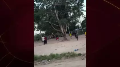 Türk ziyaretçiden Afrika’da anlamlı hareket: Çocuklara top almaları için harçlık verdi