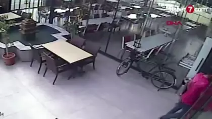 Tuvalet bahanesiyle girdiği restorandan cep telefonu, camiden seyyar merdiven çaldı