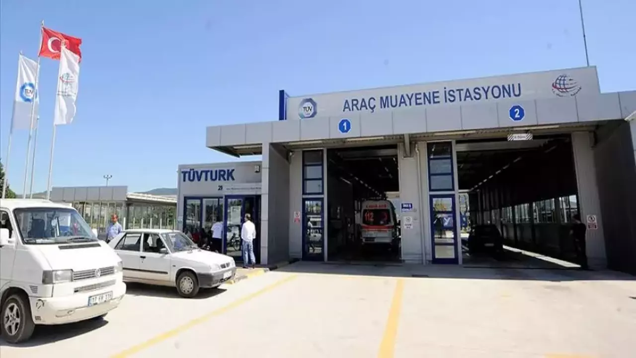 TÜVTÜRK 2026 yılı araç muayene kurallarını ve yeni plaka şartlarını duyurdu