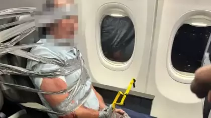 Uçakta taşkınlık yapan yolcuyu koli bandıyla bağladılar
