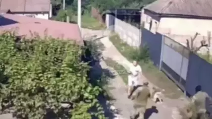 Ukrayna'da skandal görüntü: Köpeğini gezdirirken yaka paça askere alındı!