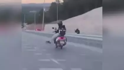 Ümraniye'de motokuryenin tehlikeli yolculuğu kamerada