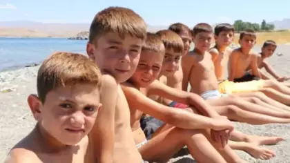 Van Gölü'nün çocuklara sürprizi: Saçları sararıyor