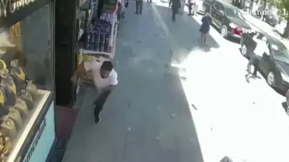 Van'da ölümden kıl payı kurtuluş: Binadan kopan beton parçalar teğet geçti