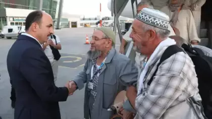 Vefa umresi ilk kafilesi döndü: Başkan Altay karşıladı