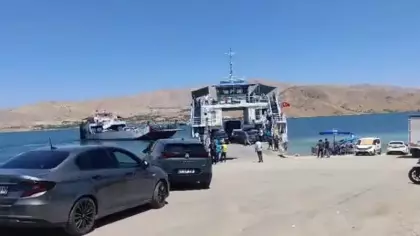 Yakıtı biten feribot iskeleye yanaştırıldı: Vatandaşlar tahliye edildi