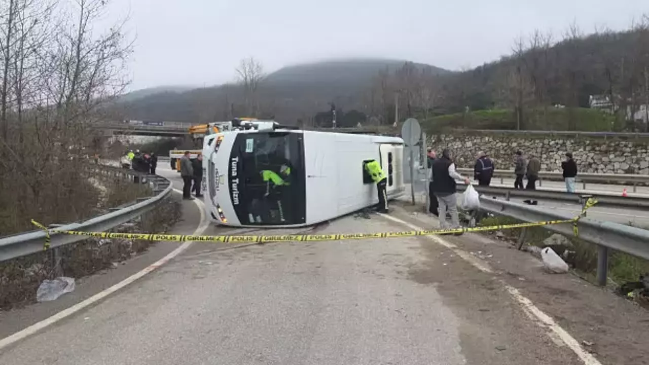Yalova'da işçileri taşıyan midibüs devrildi: 1 ölü, 20 yaralı!