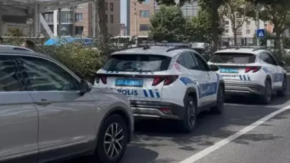 Yayalara yol veren polis aracına otomobil çarptı