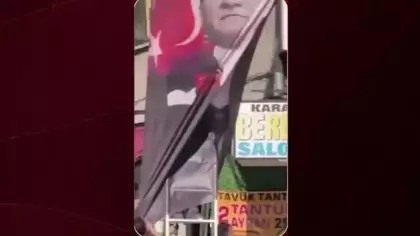 Yeni parti binasında Atatürk posterindeki Altıok amblemine bıçakla kestiler