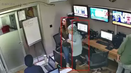 Yerel televizyon çalışanlarının deprem paniği kamerada