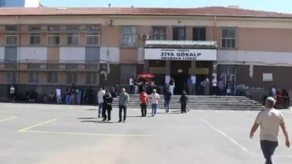 YKS yolunda kaza yaptı, imdadına polis ekipleri yetişti