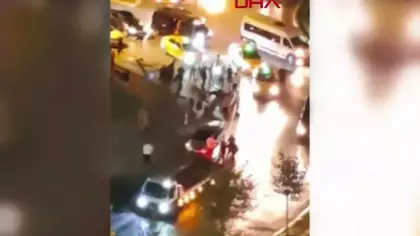 Yol ortasında meydan dayağı: Yerde yatan genci dakikalarca darbettiler