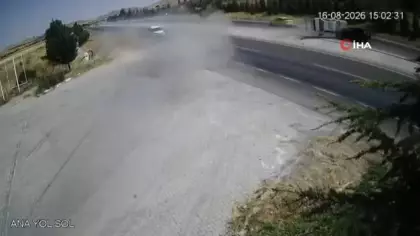 Yola fırlayan parça felaketi getirdi: 2 otomobil çarpıştı, 2 ölü