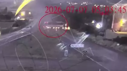 Yolcu dolu otobüs yolda buz pistindeymiş gibi kaydı