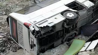 Yolcu otobüsü devrildi: 25 ölü