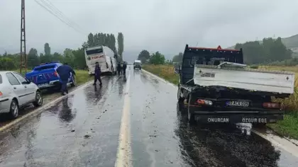 Yolcu otobüsü, kamyonete çarptı: Yaralılar var