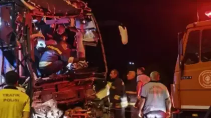 Yolcu otobüsü tırla çarpıştı: Ölü ve çok sayıda yaralı var!