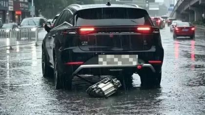 Yolda motoru düştüğü iddia edildi: Sosyal medya ikiye bölündü