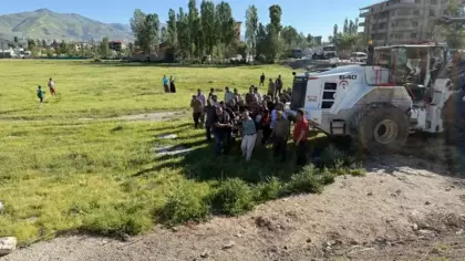 Yüksekova'da yolcu minibüsü ile kamyon çarpıştı: 2 ölü, 3 yaralı