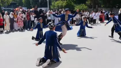 Yüzlerce Uygur çocuk '3. Uygur Sokak Oyunları Şenliği'nde buluştu