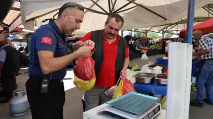 Zabıta pazar çıkışına terazi kurdu: Vatandaş ikinci kez tarttı