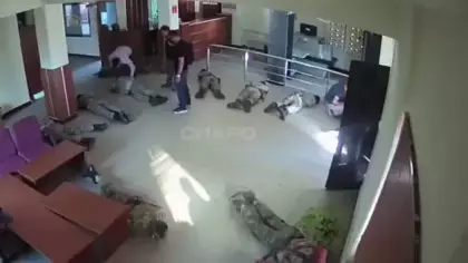 Zekai Aksakallı'nın darbecileri tekmelediği anın görüntüleri!