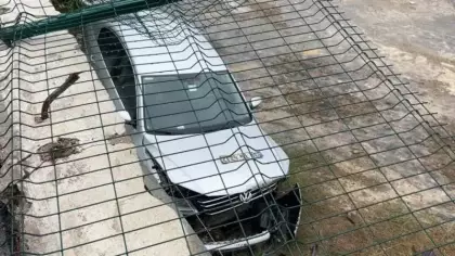 Zeytinburnu'nda otoparkta dehşet: Otomobil çitleri aşıp 3 metreden aşağı düştü