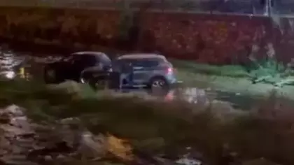 Zincirleme kazada 2 otomobil dereye uçtu: 6 yaralı