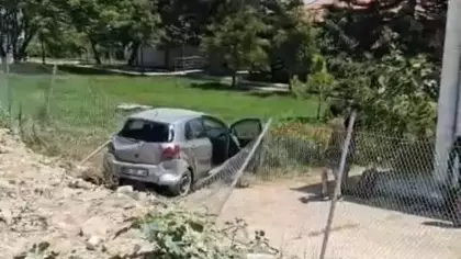 Zincirleme kazada otomobil enstitünün bahçesine düştü: 3 yaralı